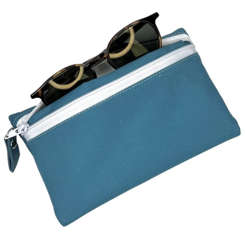 Trousse à lunettes "Brooklyn turquoise" ouverte avec lunettes à l'intérieur