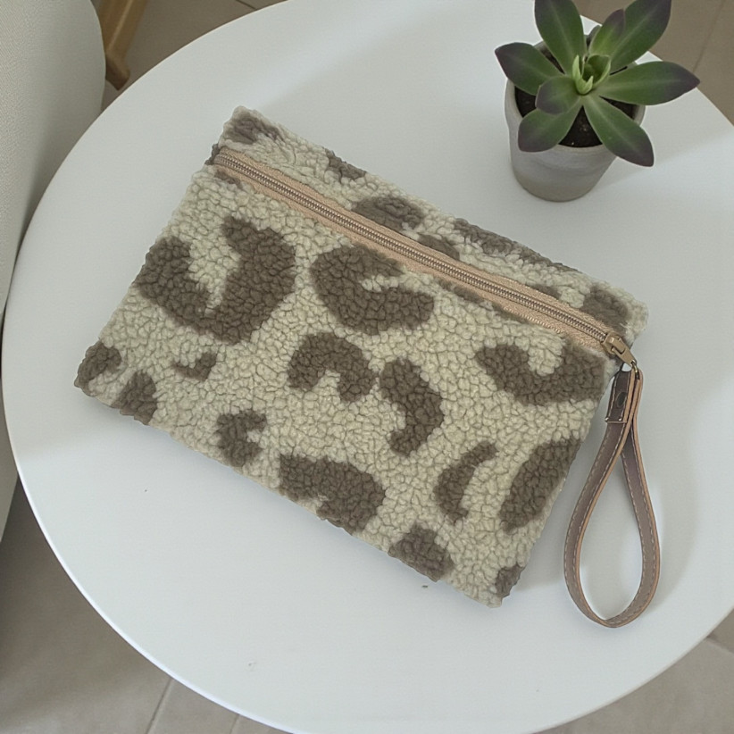 Pochette M, "Bouclette léopard" taupe