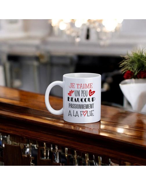 Mug, "Je t'aime un peu beaucoup passionnément à la folie"